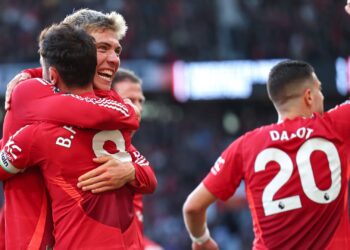 Hojlund e Bruno Fernandes comemorando segundo gol do Manchester United