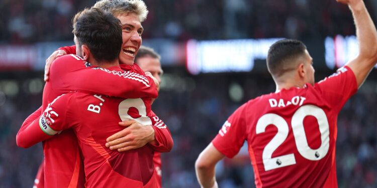 Hojlund e Bruno Fernandes comemorando segundo gol do Manchester United