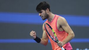Alcaraz, Sinner e Djokovic vencem no Masters de Xangai