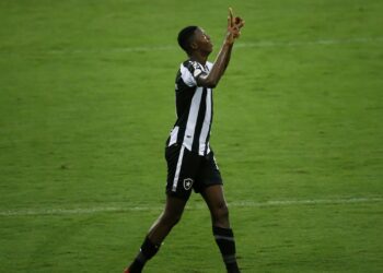 Matheus Babi comemorando gol pelo Botafogo, no Brasileirão de 2020