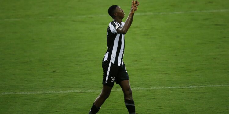 Matheus Babi comemorando gol pelo Botafogo, no Brasileirão de 2020