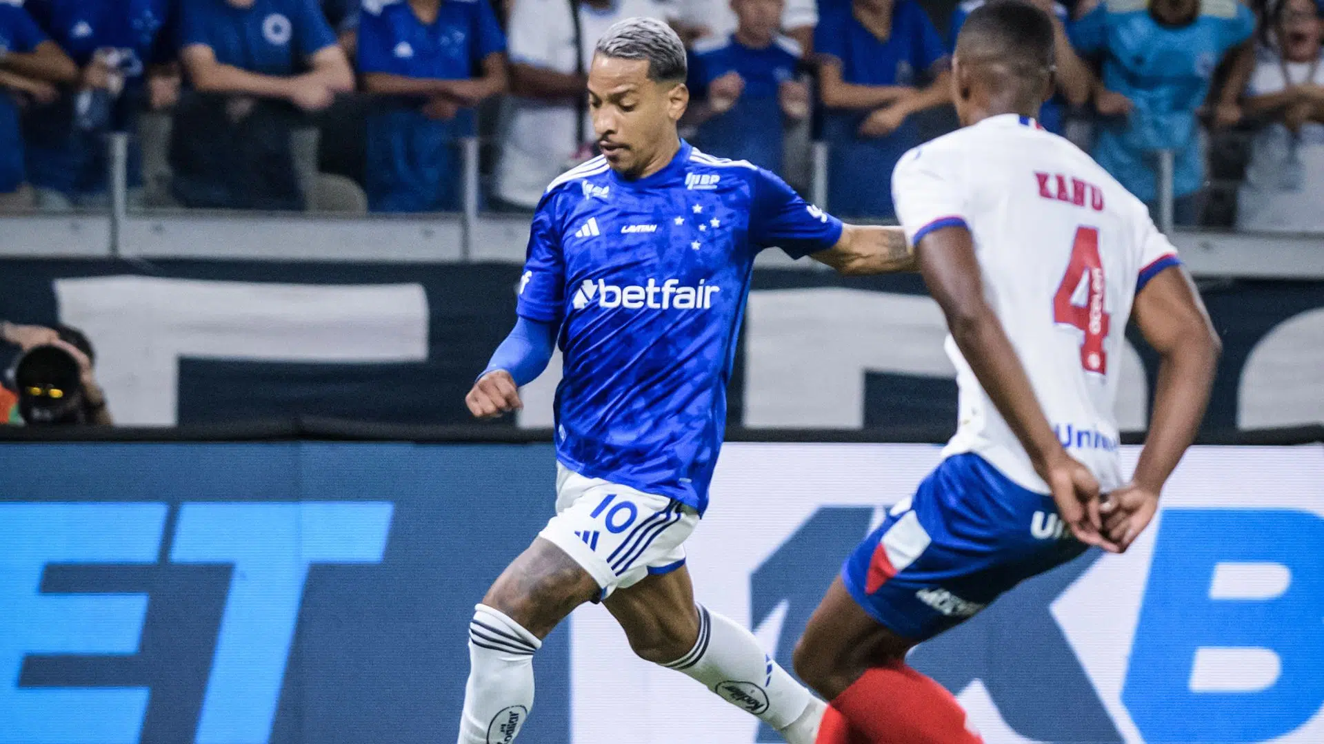 Matheus Pereira em ação pelo Cruzeiro, em jogo contra o Bahia