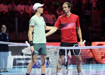 Medvedev e Sinner se cumprimentando após partida da Six Kings League