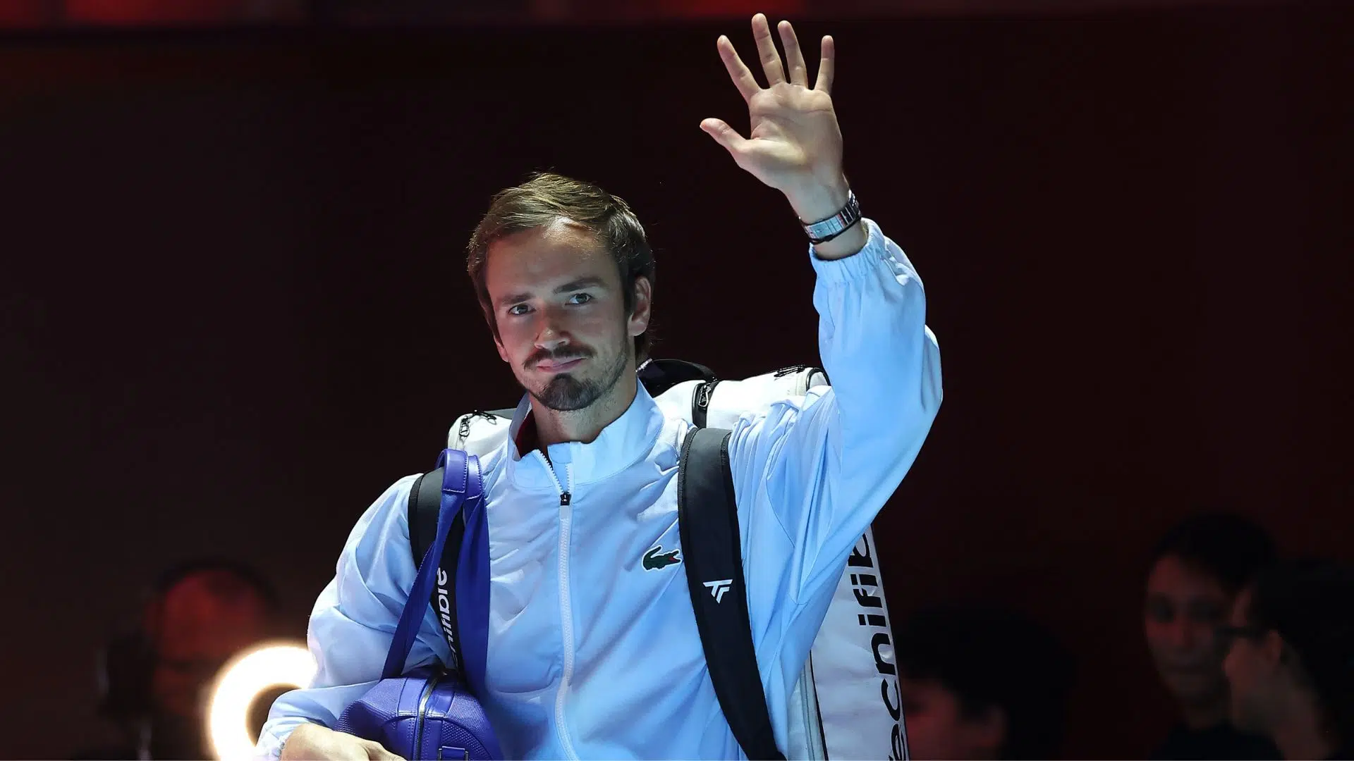 Medvedev saudando torcida presente em Riade, na Arábia Saudita