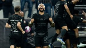 Memphis comemora primeiro gol pelo Corinthians