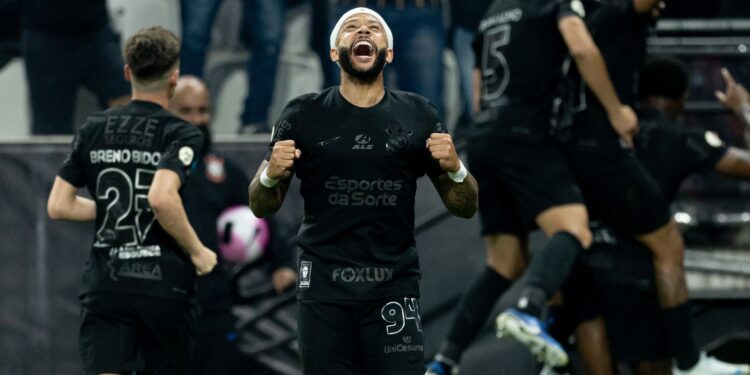 Memphis comemora primeiro gol pelo Corinthians