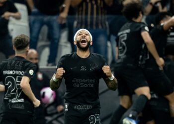 Memphis Depay comemorando gol marcado pelo Corinthians, contra o Athletico-PR