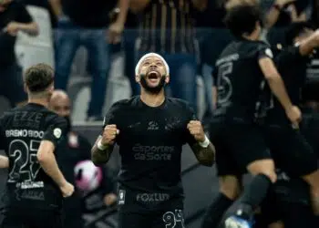 Memphis Depay comemorando gol marcado pelo Corinthians, contra o Athletico-PR