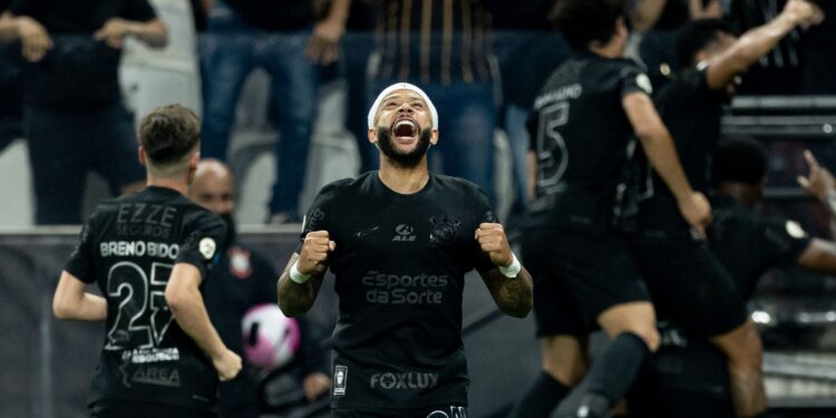 Memphis Depay comemorando gol marcado pelo Corinthians, contra o Athletico-PR
