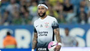Depay com a bola em jogo do Corinthians