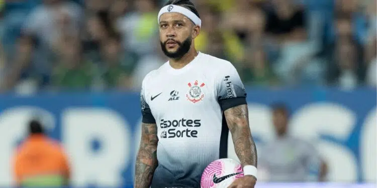 Depay com a bola em jogo do Corinthians