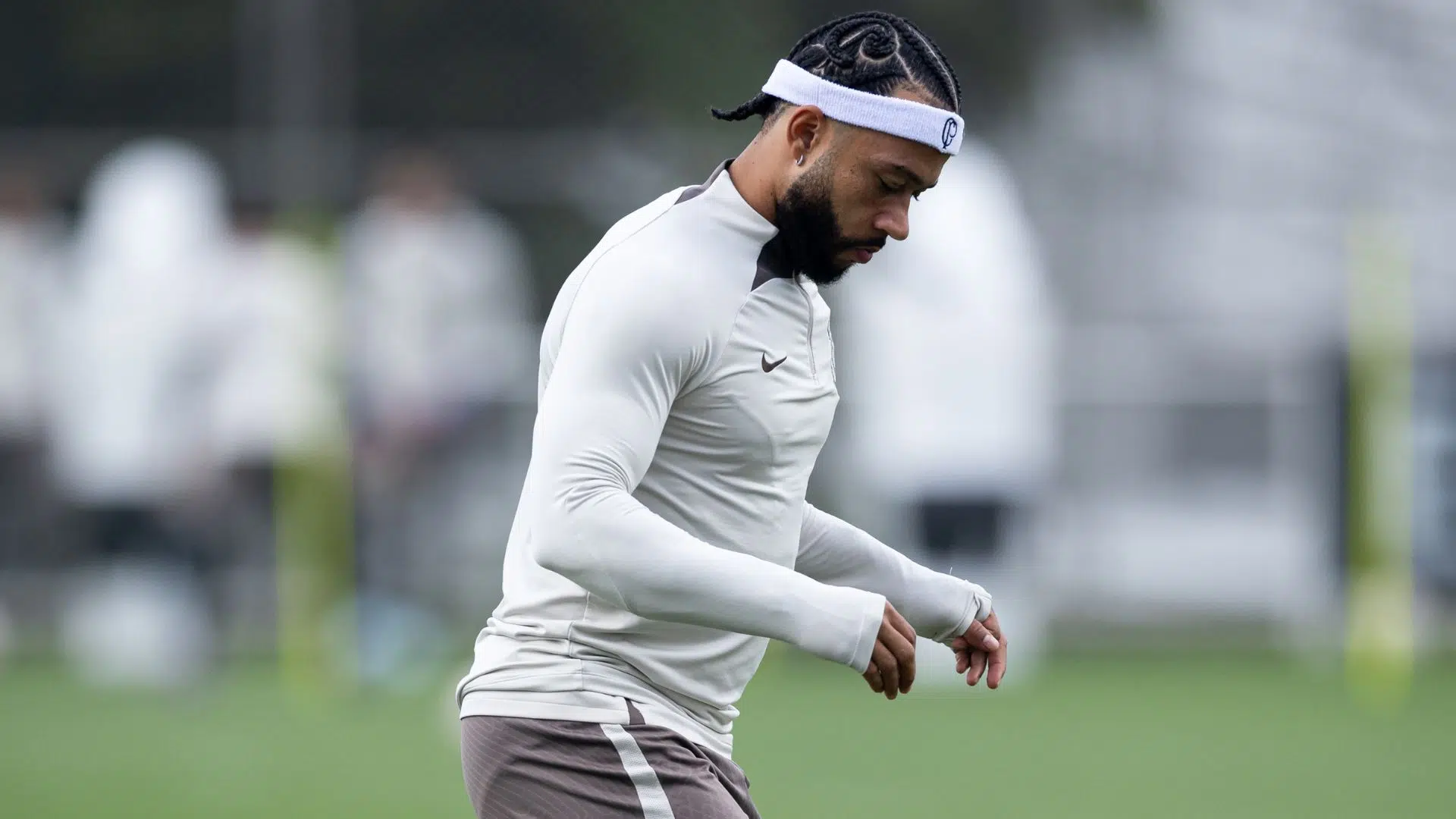 Memphis Depay durante treinamento do Corinthians 