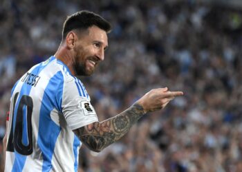 Lionel Messi comemorando gol contra a Bolívia