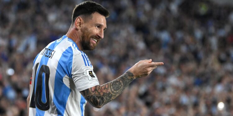 Lionel Messi comemorando gol contra a Bolívia