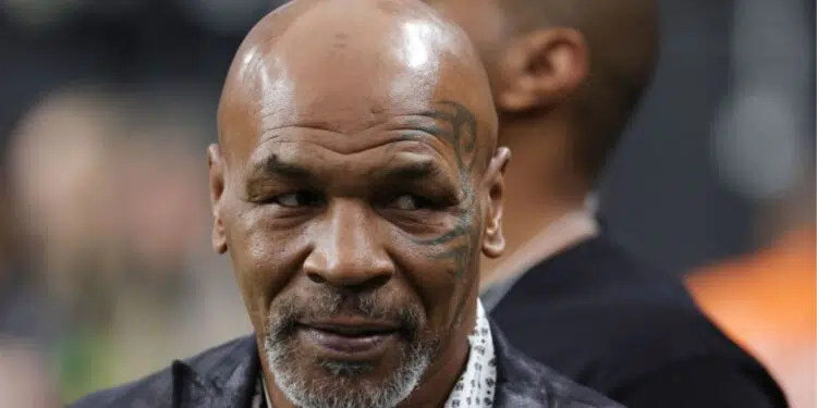 Mike Tyson acompanha jogo da NFL entre Steelers e Raiders