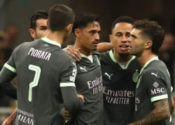 Jogadores do Milan comemorando gol de desempate
