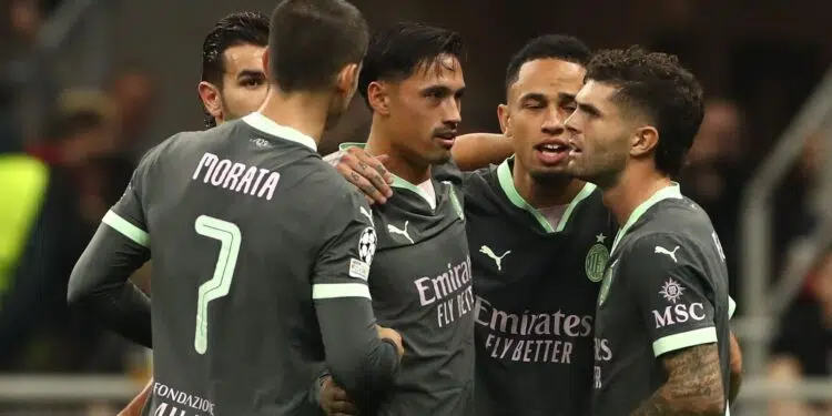 Jogadores do Milan comemorando gol de desempate