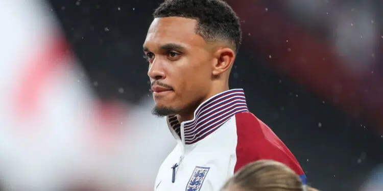 Alexander-Arnold é criticado por ídolos do Manchester United