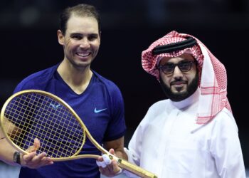 Nadal recebeu raquete de ouro após participação no Six Kings Slam