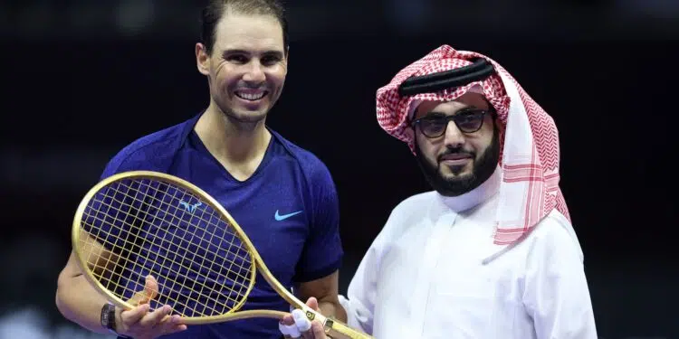 Nadal recebeu raquete de ouro após participação no Six Kings Slam