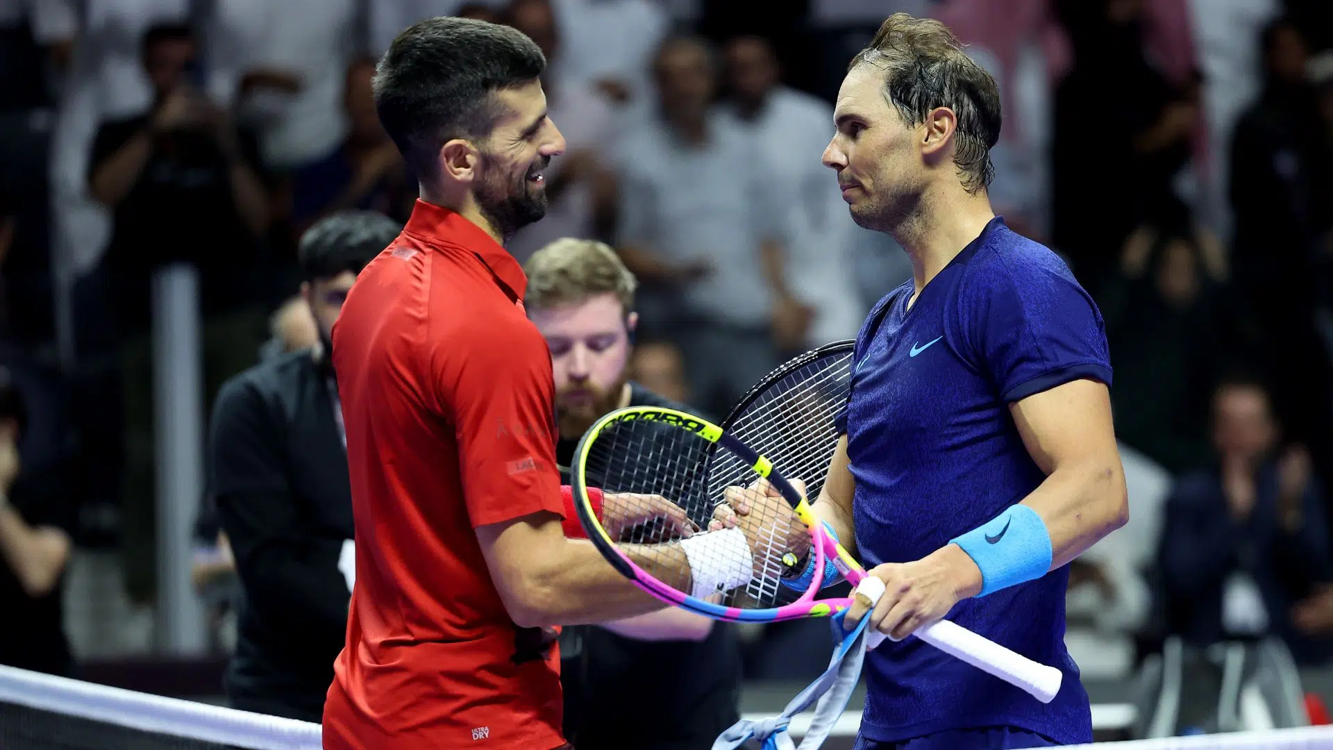 Cumprimento após o último confronto Nadal x Djokovic da história, no Six Kings Slam