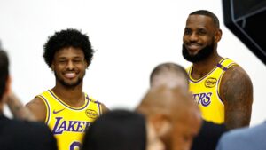 Bronny e LeBron James são fotogrados no media day com o manto dos Lakers