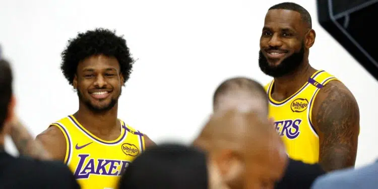 Bronny e LeBron James são fotogrados no media day com o manto dos Lakers