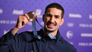 Netinho comemora bronze na Olimpíada de Paris