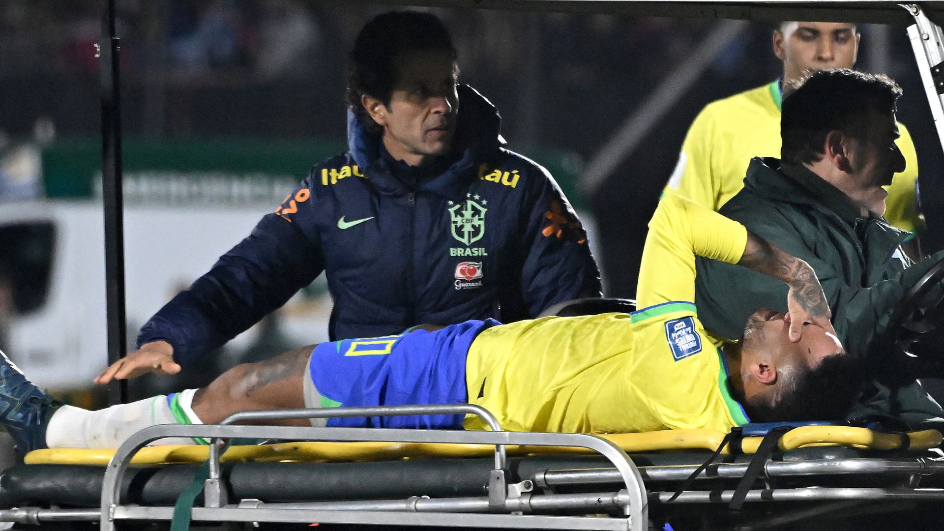 Neymar chorando na maca, após se lesionar em partida contra o Uruguai 