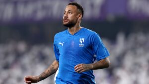Neymar no aquecimento da partida entre Al-Hilal e Al-Ain
