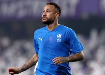 Neymar no aquecimento da partida entre Al-Hilal e Al-Ain