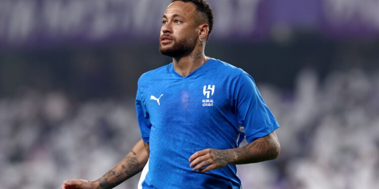 Neymar no aquecimento da partida entre Al-Hilal e Al-Ain