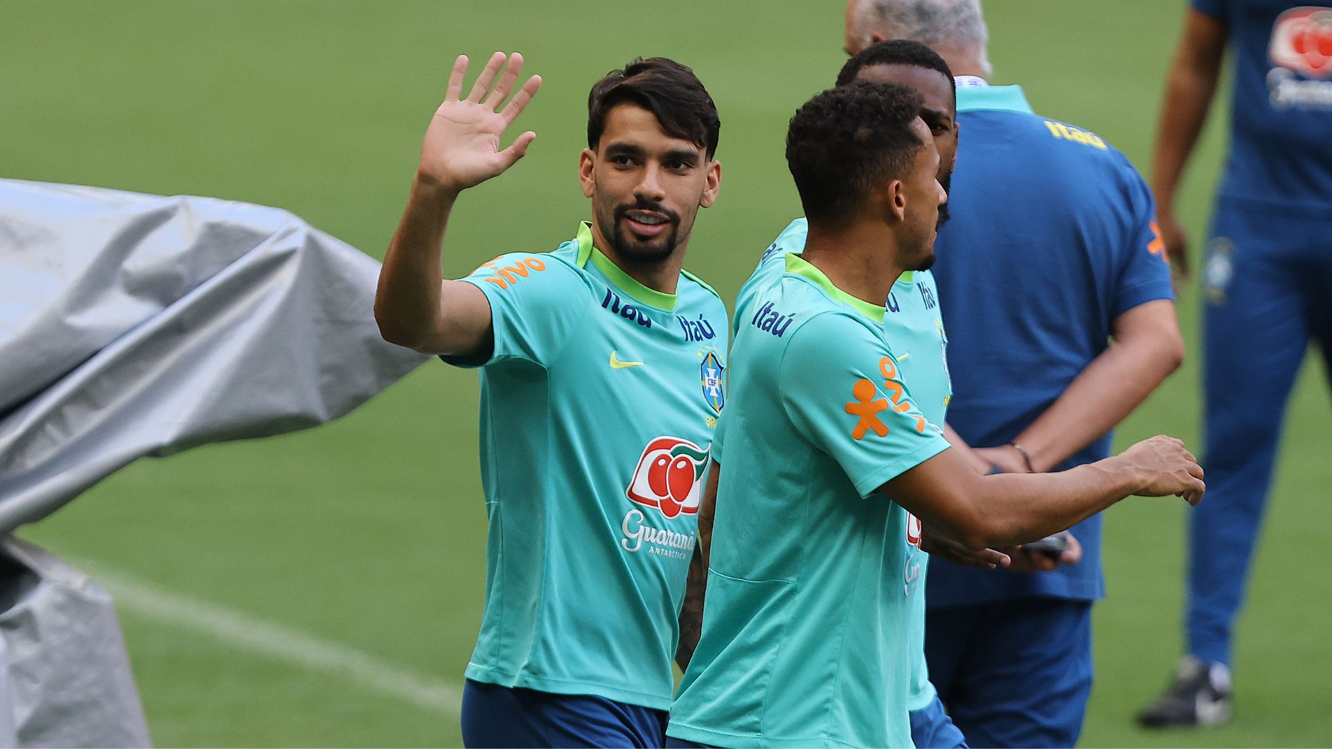 Lucas Paquetá acenando para torcida em treino da Seleção Brasileira 