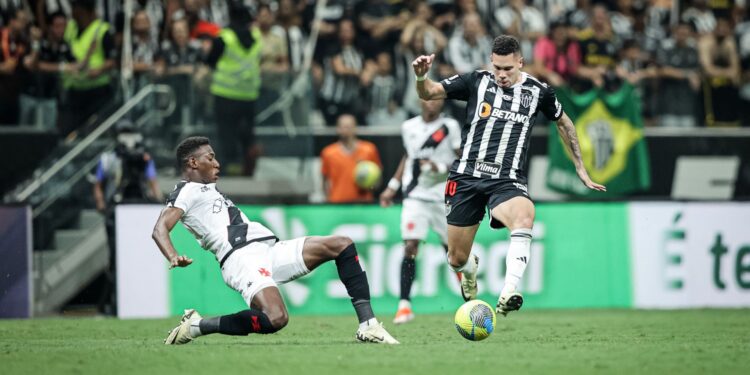 Paulinho revela problema ósseo após gol na Copa do Brasil