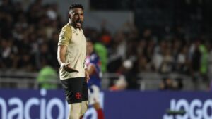 Payet discute com companheiro em vitória do Vasco