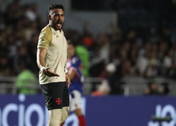 Payet discute com companheiro em vitória do Vasco