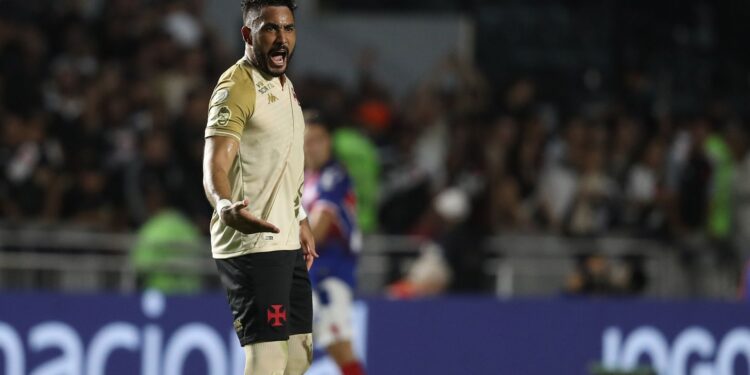 Payet discute com companheiro em vitória do Vasco