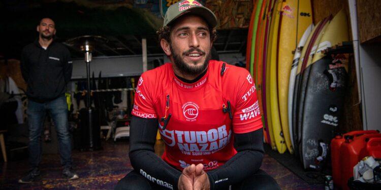 Lucas Chumbo conquista prêmio de maior onda do ano