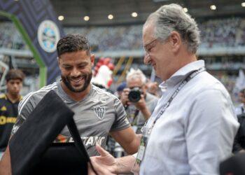 Sérgio Coelho, presidente do Atlético-MG, entregando prêmio a Hulk (Crédito: Pedro Souza / Atlético)