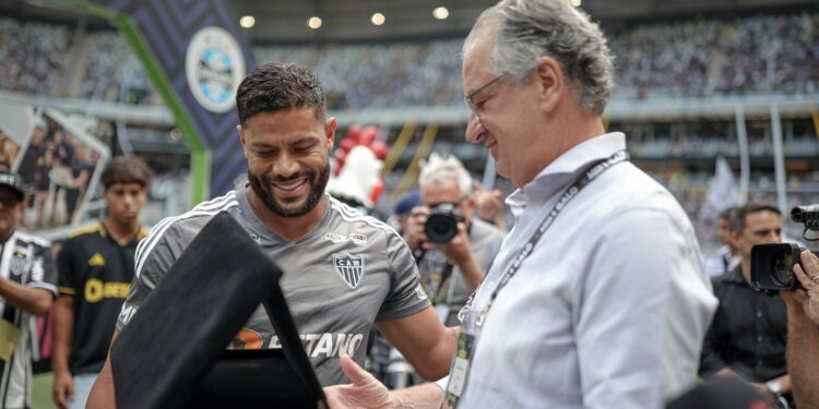 Sérgio Coelho, presidente do Atlético-MG, entregando prêmio a Hulk (Crédito: Pedro Souza / Atlético)