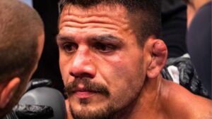 Rafael dos Anjos recebendo atendimento médico durante intervalo de rounds no UFC