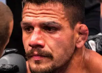 Rafael dos Anjos recebendo atendimento médico durante intervalo de rounds no UFC