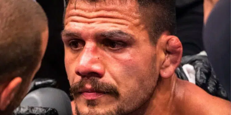 Rafael dos Anjos recebendo atendimento médico durante intervalo de rounds no UFC