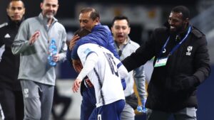 Ramón Díaz abraçando Luciano Vietto na semifinal do Mundial de Clubes, contra o Flamenfo