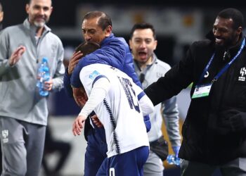 Ramón Díaz abraçando Luciano Vietto na semifinal do Mundial de Clubes, contra o Flamenfo