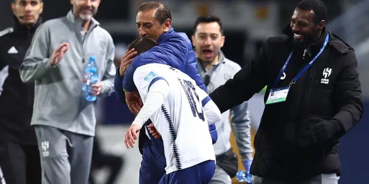 Ramón Díaz abraçando Luciano Vietto na semifinal do Mundial de Clubes, contra o Flamenfo