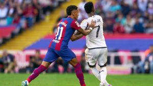 Raphinha e Vinicius Jr em marcação, durante o último El Clásico