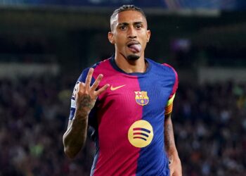 Raphinha comemorando terceiro gol contra o Bayern de Munique