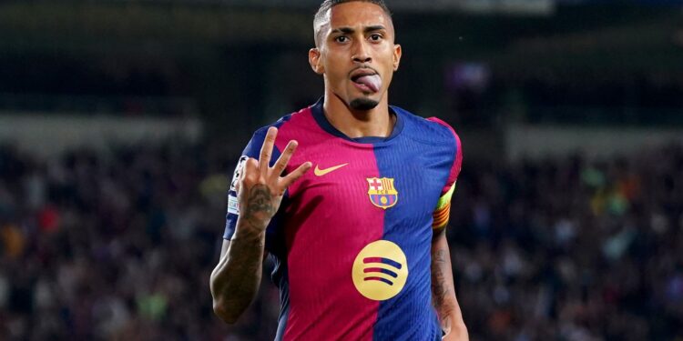 Raphinha comemorando terceiro gol contra o Bayern de Munique