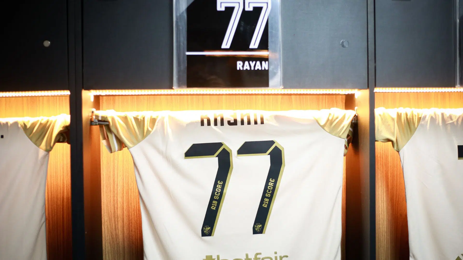 Camisa de Rayan preparada no vestiário do Vasco, em São Januário 